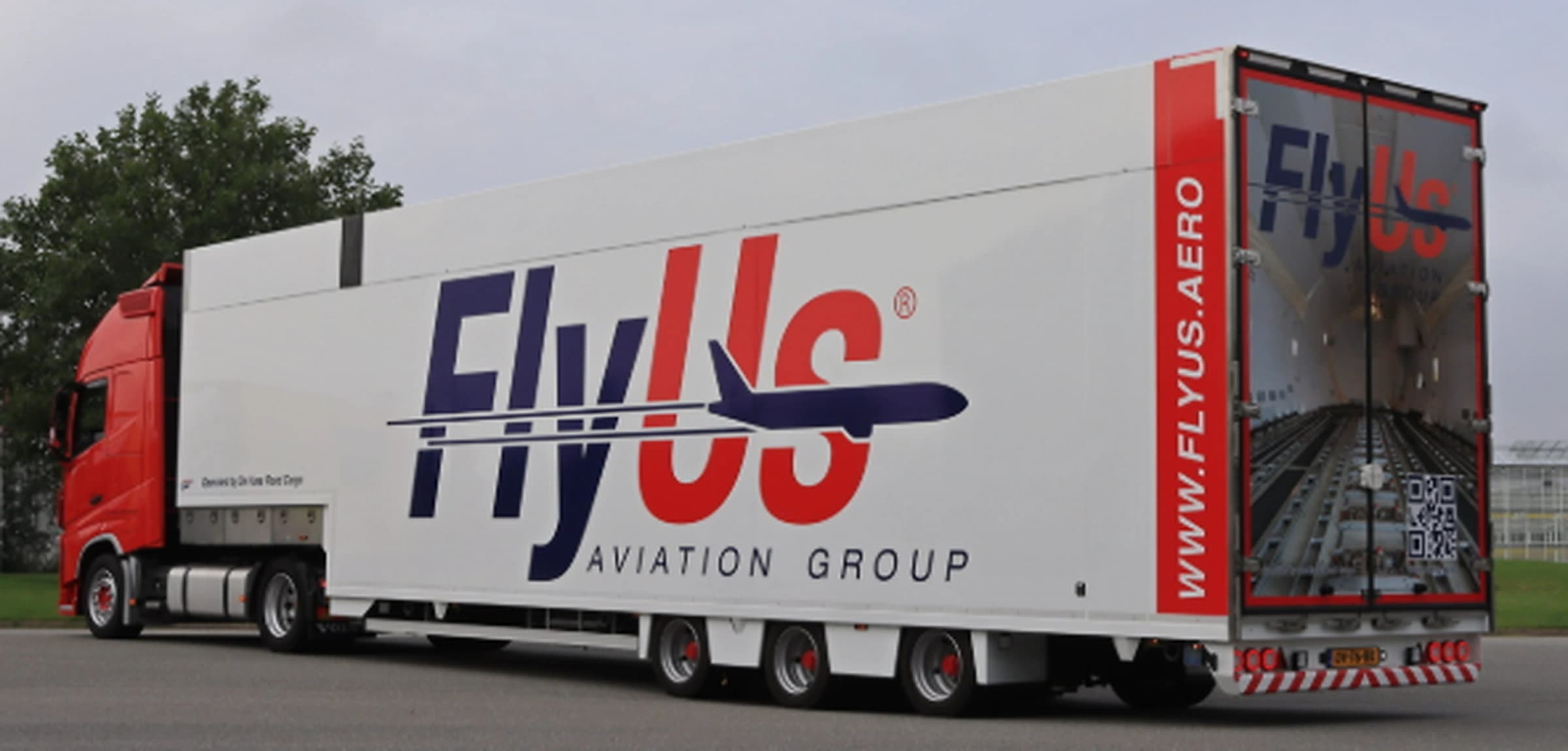 Truck met gespecialiseerde luchtvrachttrailer van De Haas