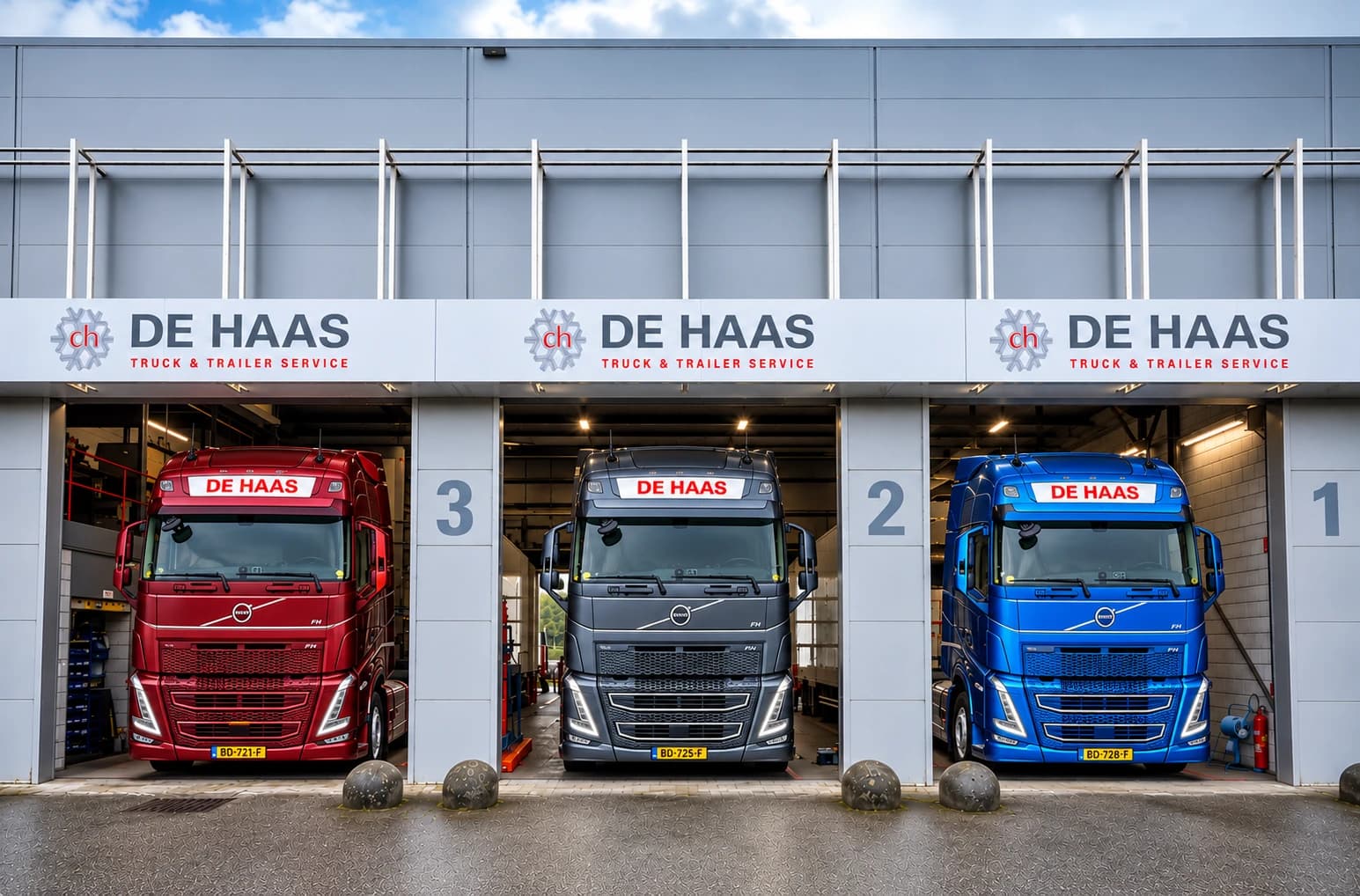 Werkplaatsgevel van De Haas Truck & Trailer Service met drie truck-bays en voertuigen